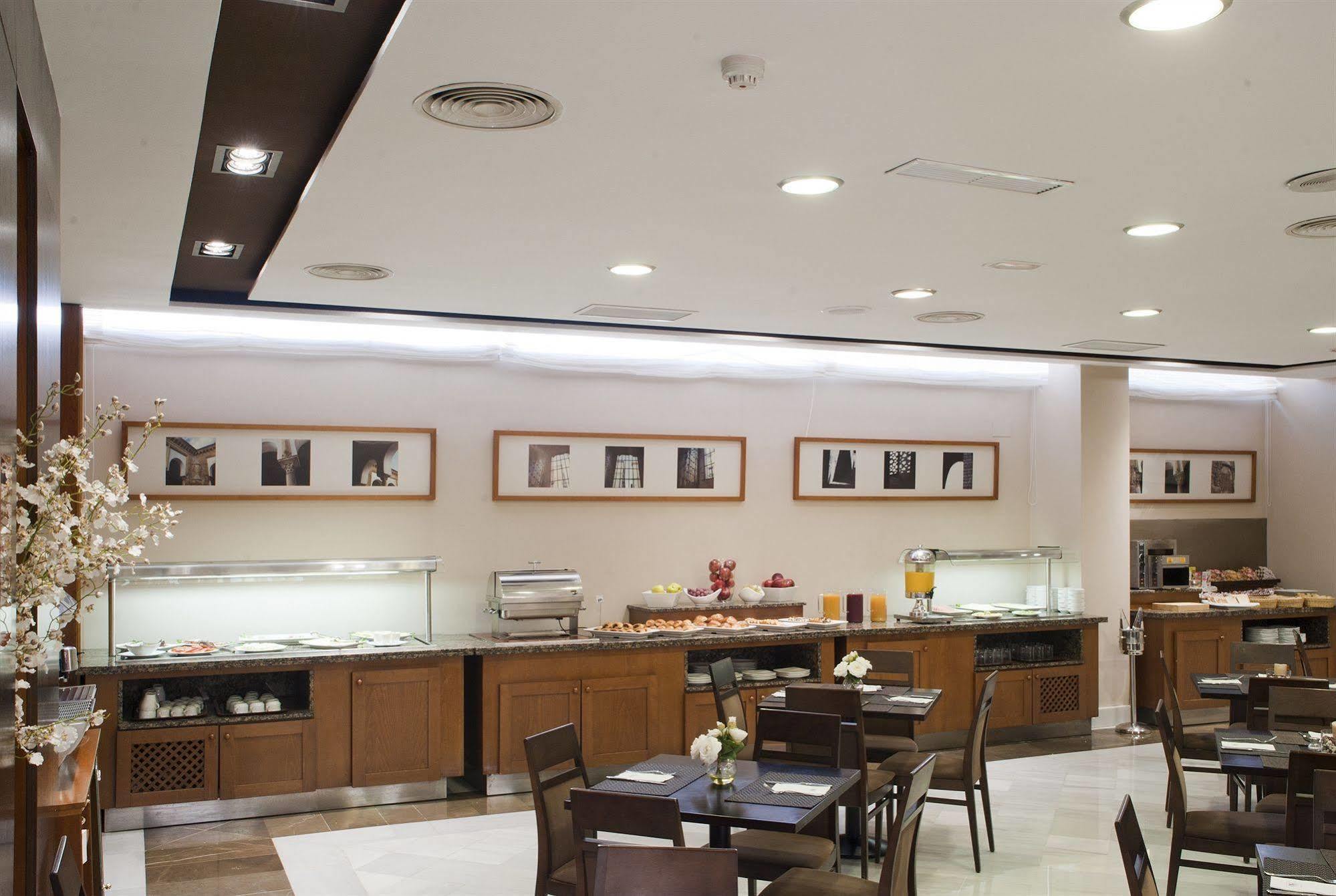 Exe Ciudad De Cordoba Hotel Restoran gambar